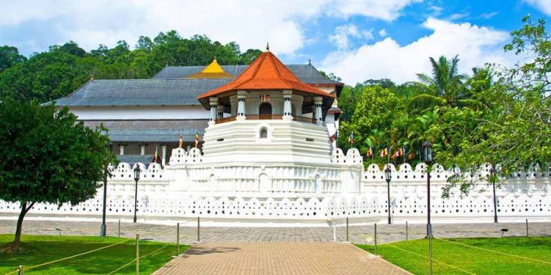 temple-of-the-sacred-tooth-relic-kandy